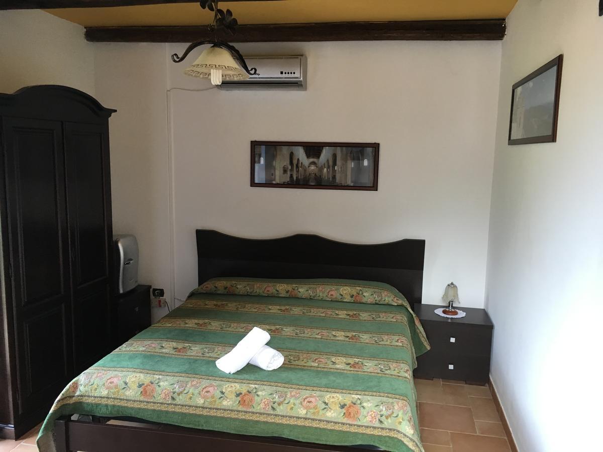 La Bastia Bed & Breakfast Scilla Bagian luar foto