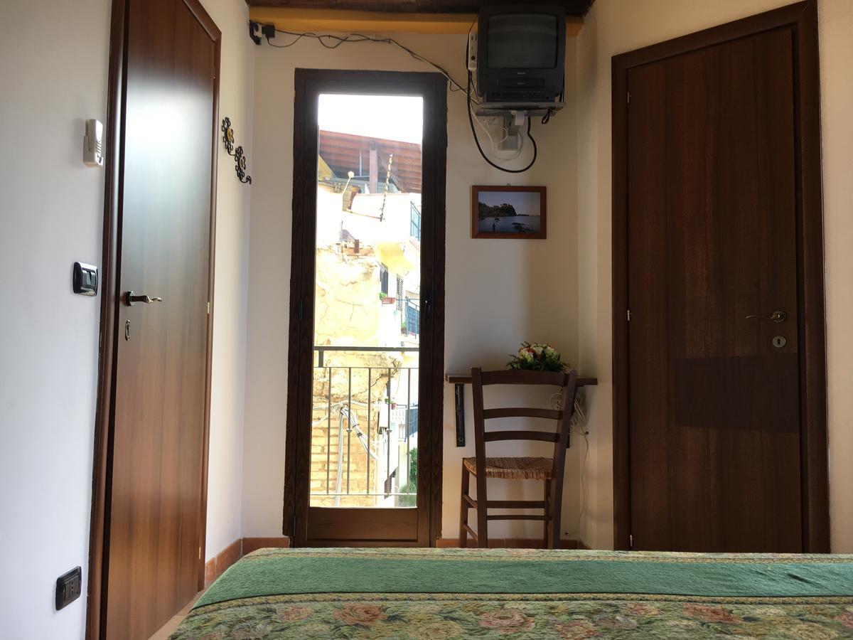 La Bastia Bed & Breakfast Scilla Bagian luar foto