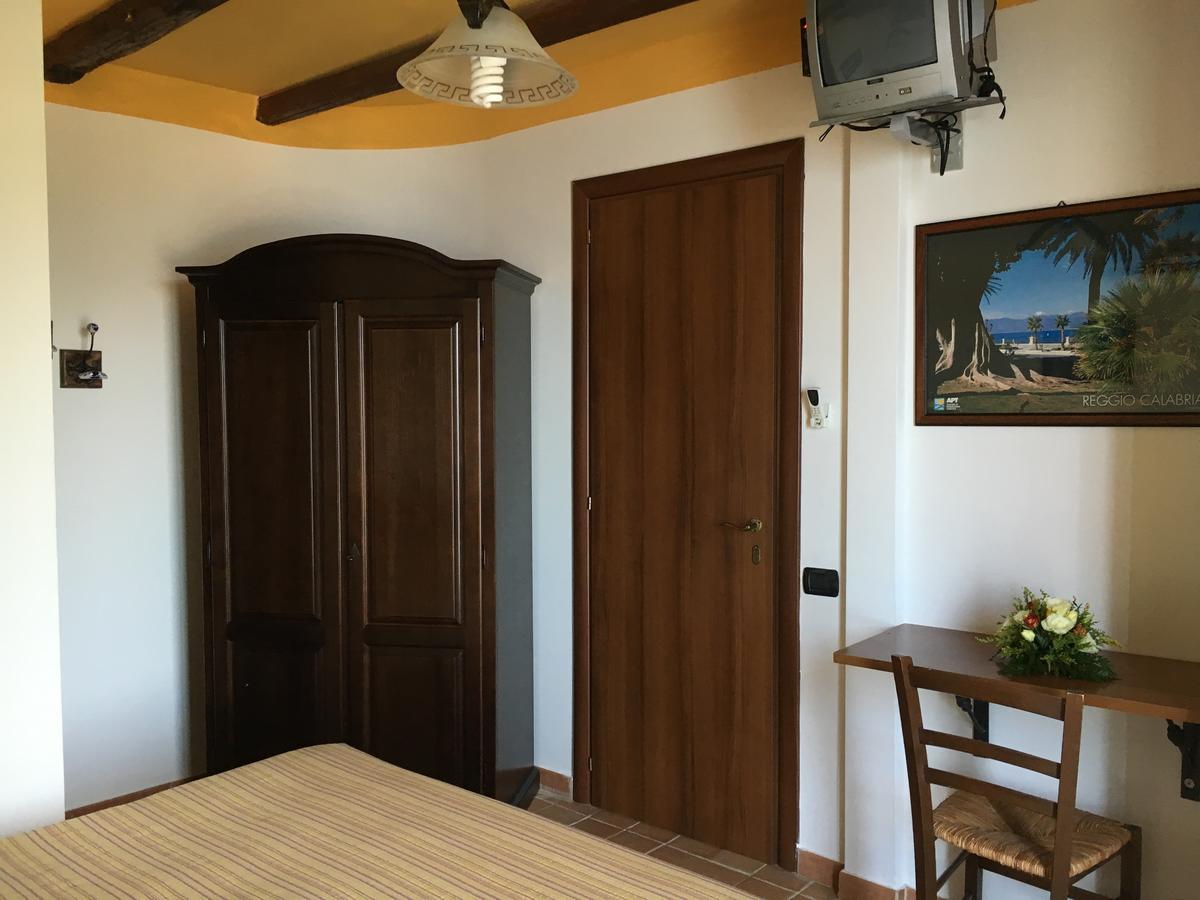 La Bastia Bed & Breakfast Scilla Bagian luar foto